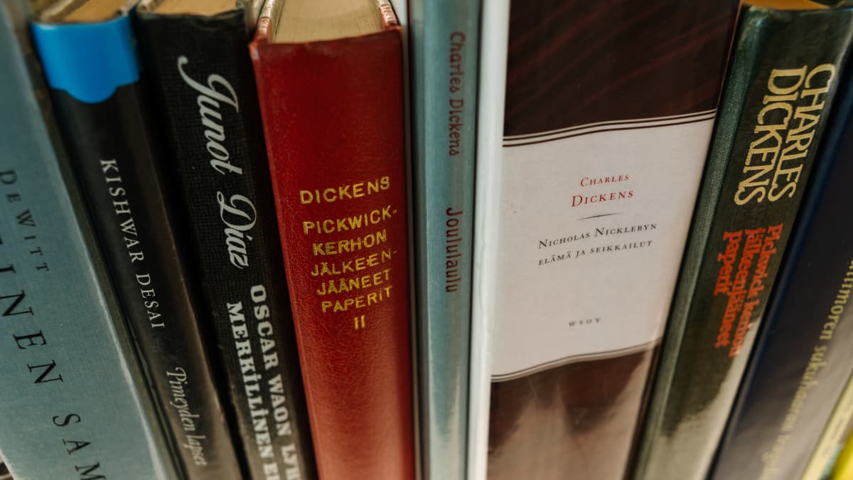 Charles Dickensin teoksia kirjahyllyllä.