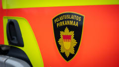 Pirkanmaan pelastuslaitoksen logo kuvattuna paloauton kyljessä.