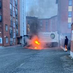 Jäteauto syttyi tuleen Tampereen Hervannassa.