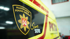 Ambulanssin kyljessä oleva Pohjois-Karjalan pelastulaitoksen logo.
