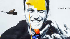 Aleksei Navalnyistä tehtyä seinämaalausta maalataan piiloon.