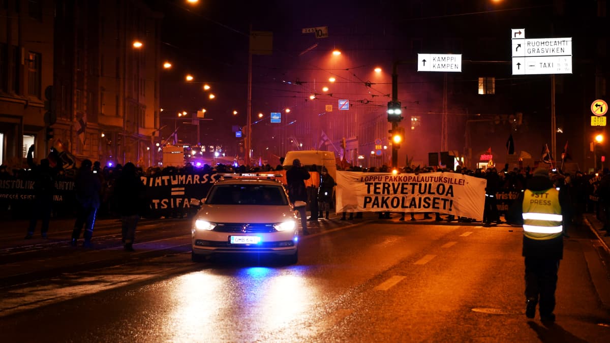 Mielenosoittajia kadulla Helsingissä itsenäisyyspäivänä. 
