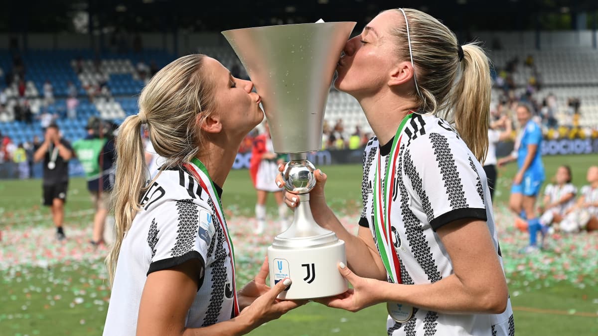 Juventuksen Tuija Hyyrynen ja Linda Sembrant juhlivat Italian cupin voittoa toukokuussa.