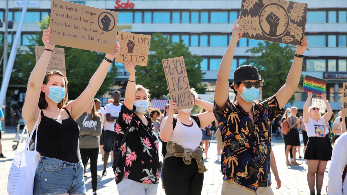 Yleisöä Black lives Matter -mielenilmauksessa Vaasassa