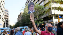 Mielenosoittajat Italian konsulaatin edessä Barcelonassa vaativat katalaanijohtaja Carles Puigdemontin vapauttamista.