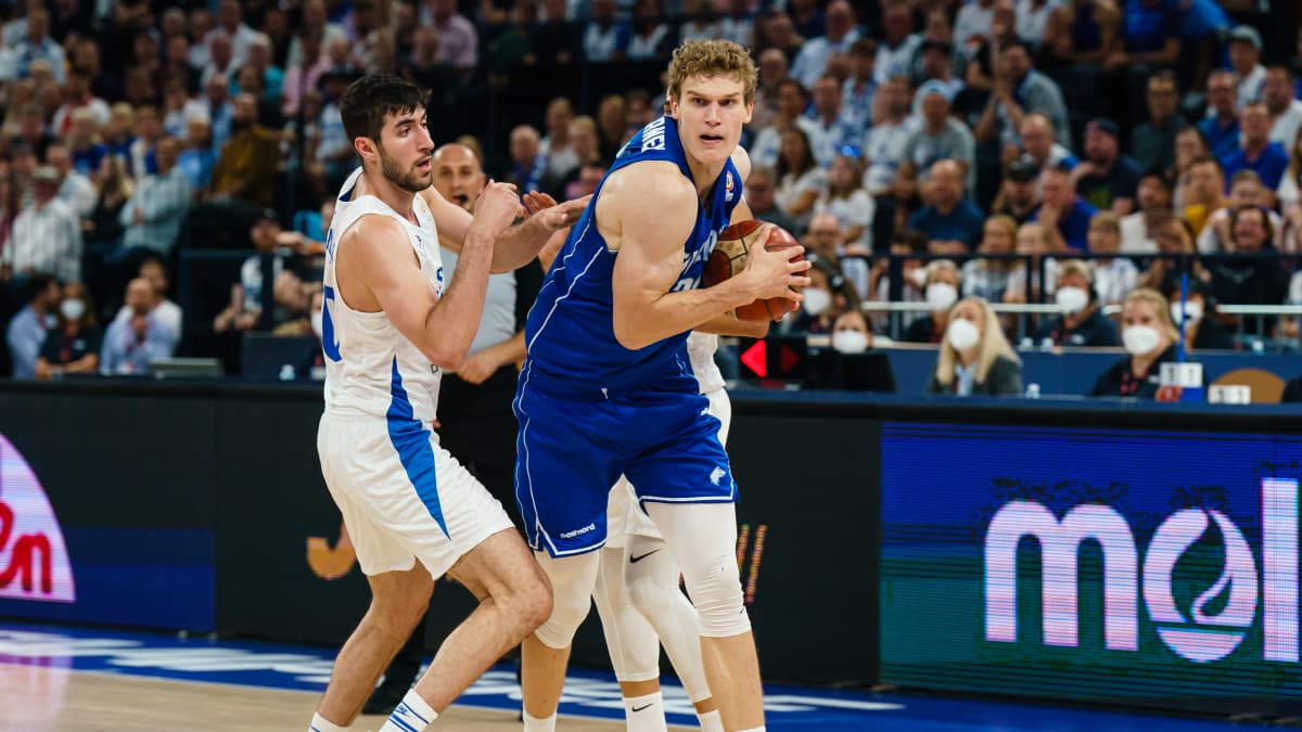 Lauri Markkanen oli pitelemätön Israelille. 