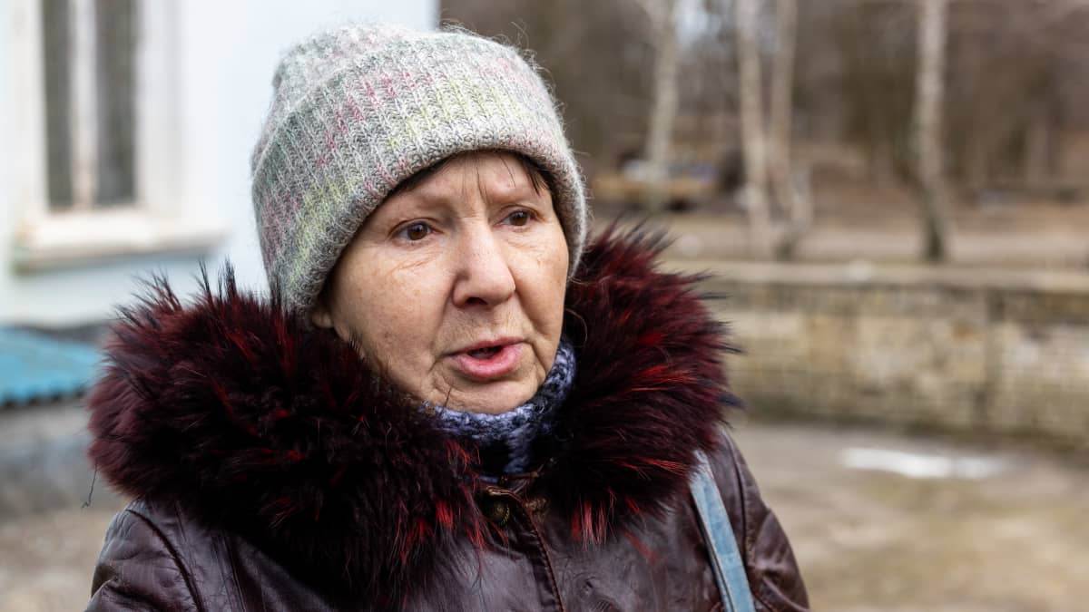 63-vuotias Tatjana pelkää ettei hän pärjää, jos lähtee etulinjan kaupungista. 