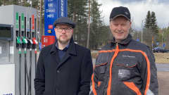 Halsuan talousjohtaja Marko Malvisto ja Halsuan polttoainejakelun hallituksen puheenjohtaja Paavo Hietalahti seisovat uuden tankkauspisteen luona.
