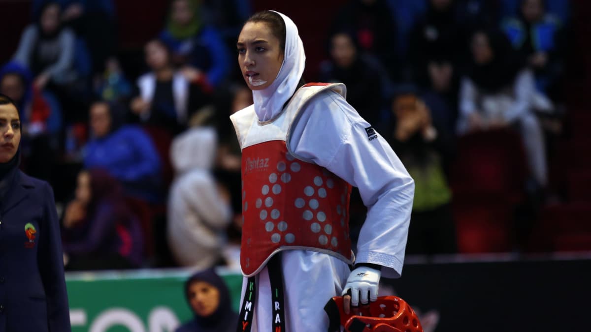 Taekwondoka Kimia Alizadeh Zonouzi on ainoa iranilaisnainen, joka on onnistunut voittamaan olympiamitalin (pronssia 2016). Alizadeh pakeni Iranista syyttäen maansa hallintoa mm. sorrosta ja tekopyhyydestä. 