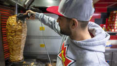 King Kebabin ravintolapäällikkö Ahmet Deniz leikkaa kebabia