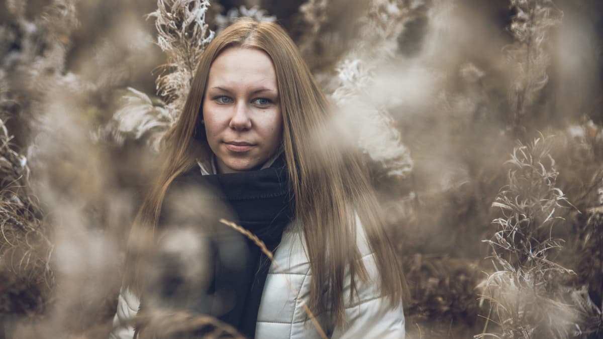 Erika Jääskeläinen seisoo horsmien seassa