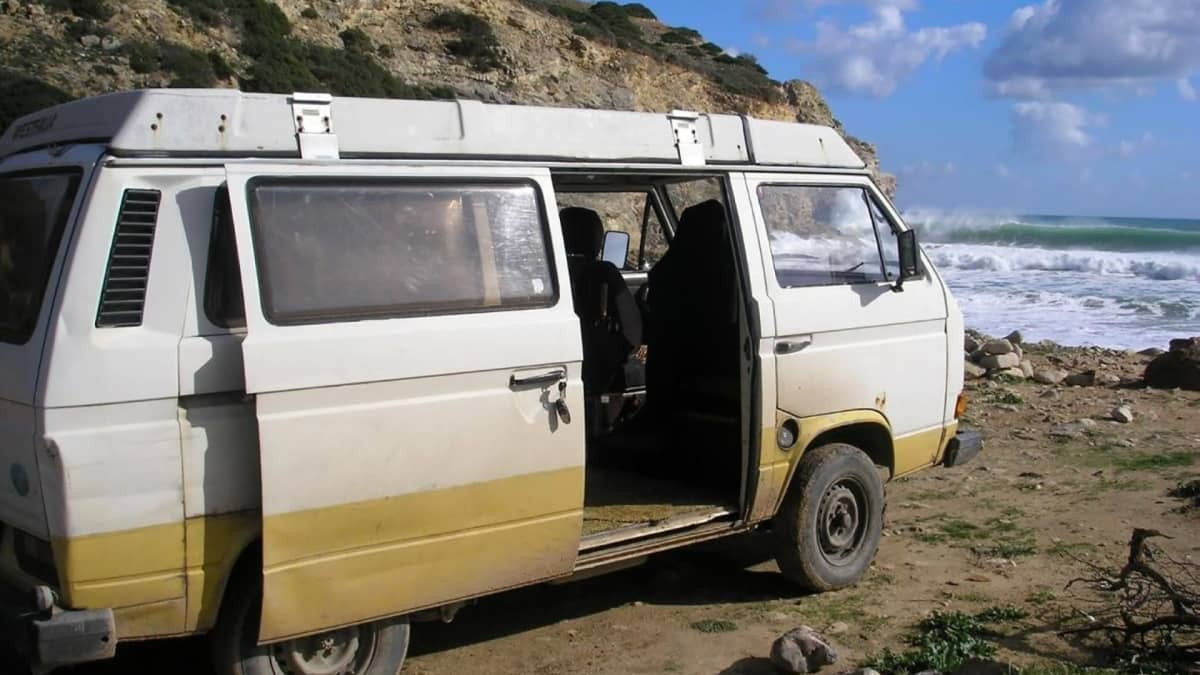 Volkswagen T3 Westfalia asuntoauto, jossa Madeleine McCannin katoamisesta epäilty mies asui Praia de Luzin alueella 2007.