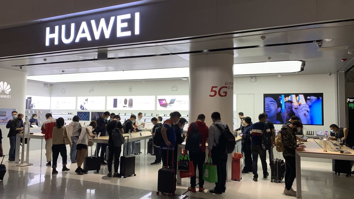 Ihmisiä Huawein myymälässä