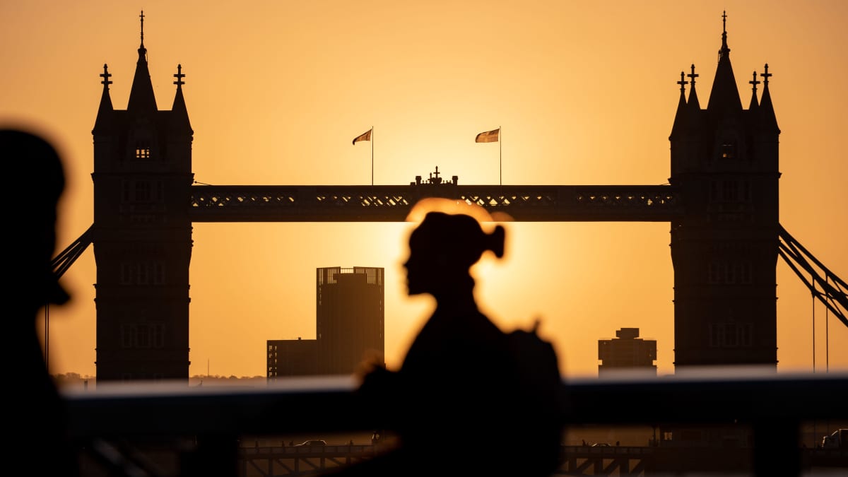 Nainen kävelee Lontoon aurinkoisessa aamussa 11. helmikuuta 2020.