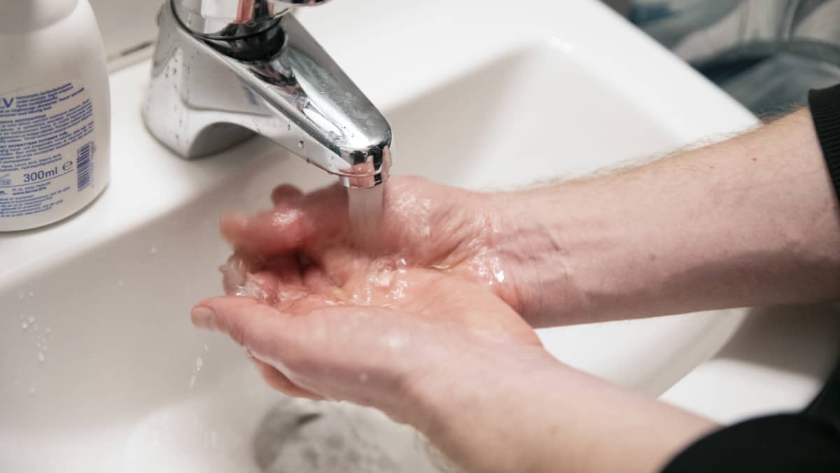 mies pesee käsiään