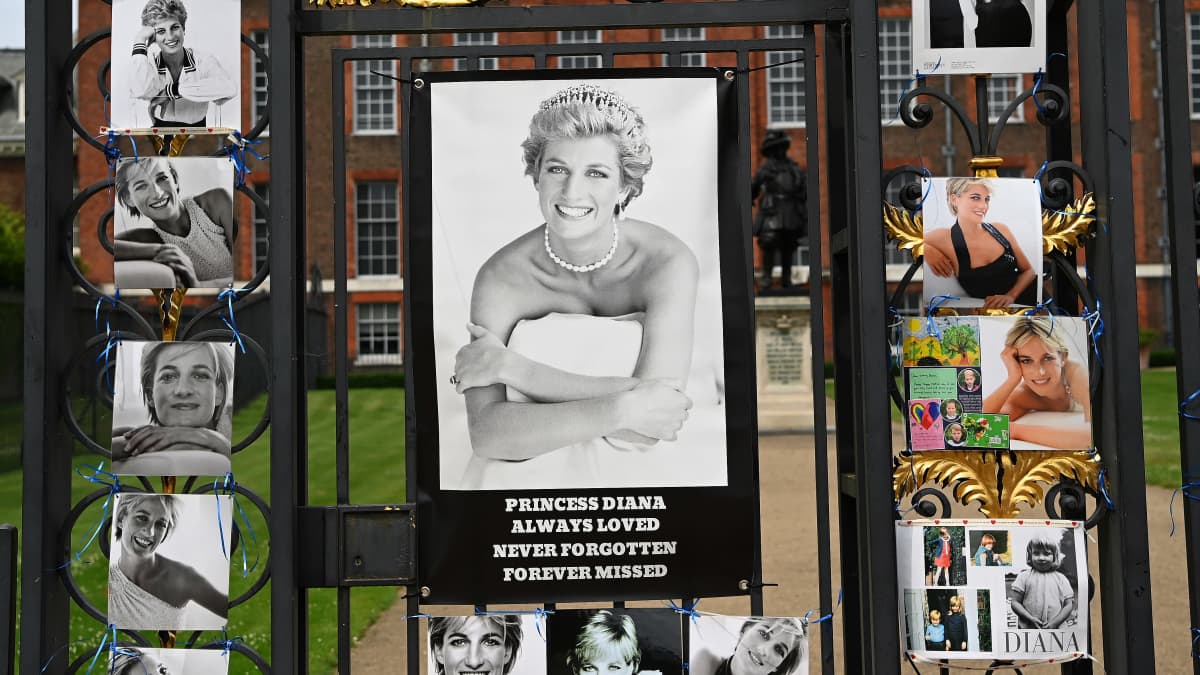 Porttiin kiinnitettyjä Dianan valokuvia. Suurimmassa kuvassa on englanninkielinen teksti, jossa prinsessan sanotaan olevan rakastettu, kaivattu ja unohtumaton.