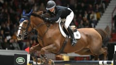 Ruotsin Angelica Augustsson Zanotelli ja Kalinka van de Nachtegaele hyppäävät esteen yli Helsinki Horse Show'ssa.