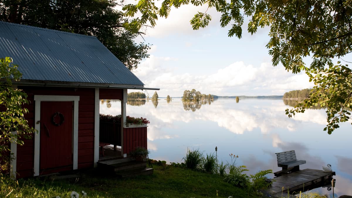 Kesämökki veden äärellä.