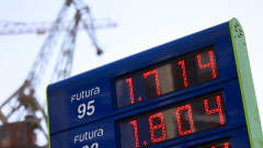 Polttoaineen hinnat huoltoaseman kyltissä. 