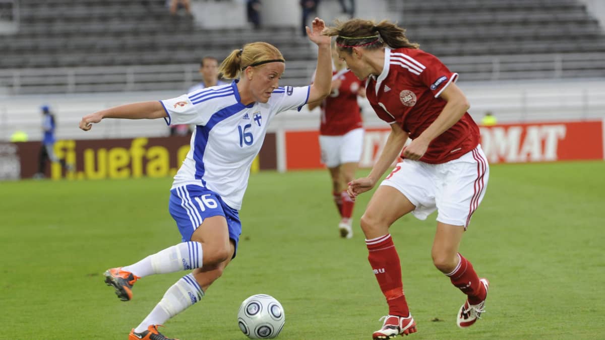 Anna Westerlund kamppailee pallosta Julie Bukhin kanssa EM-kisoissa 2009.