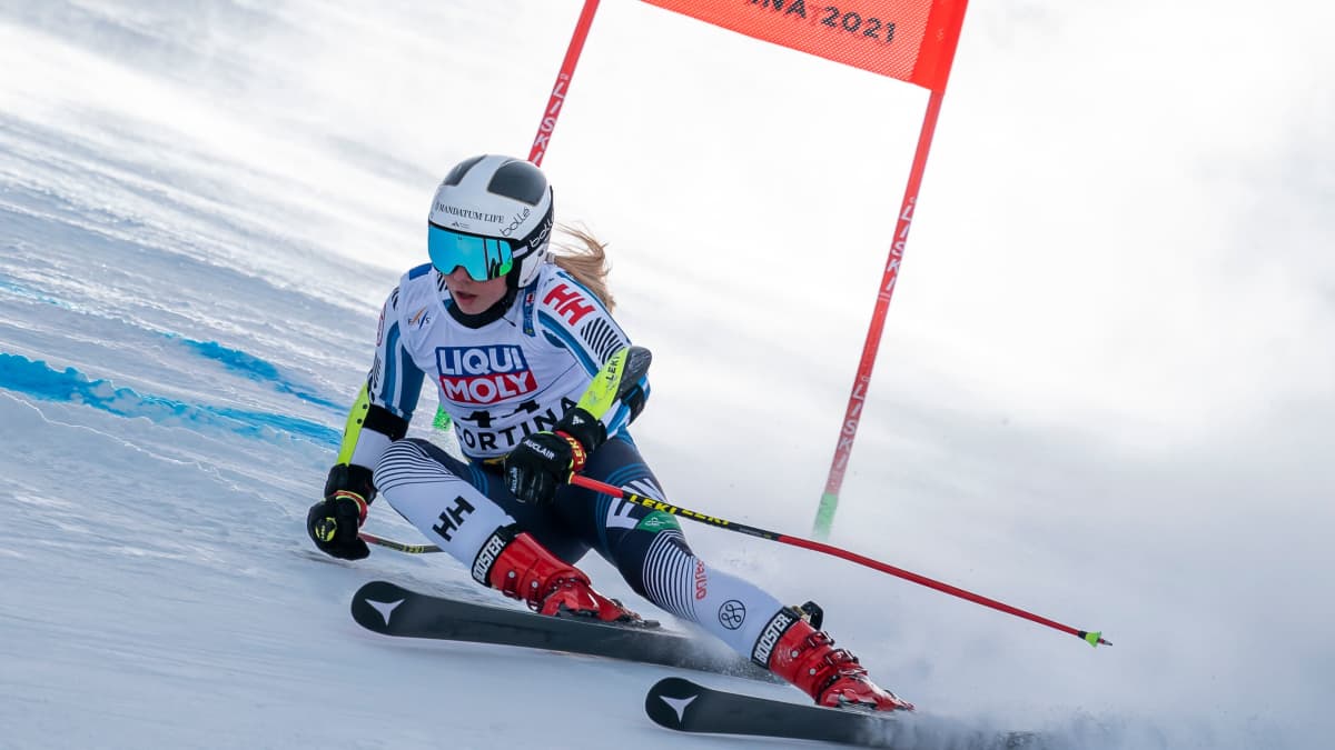 Erika Pykäläinen laskee suurpujottelua Cortina d'Ampezzon maailmancupin kilpailussa.