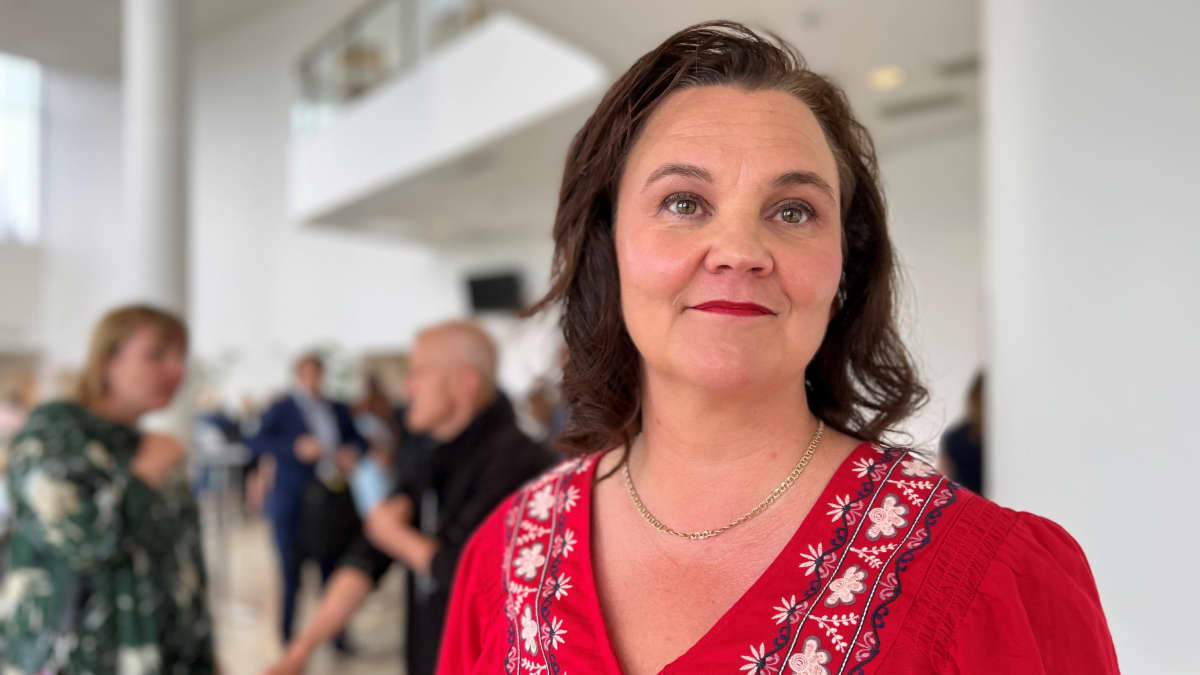 Hybridikeskuksen johtaja Hanna Smith Päämajasymposiumissa Mikkelissä.