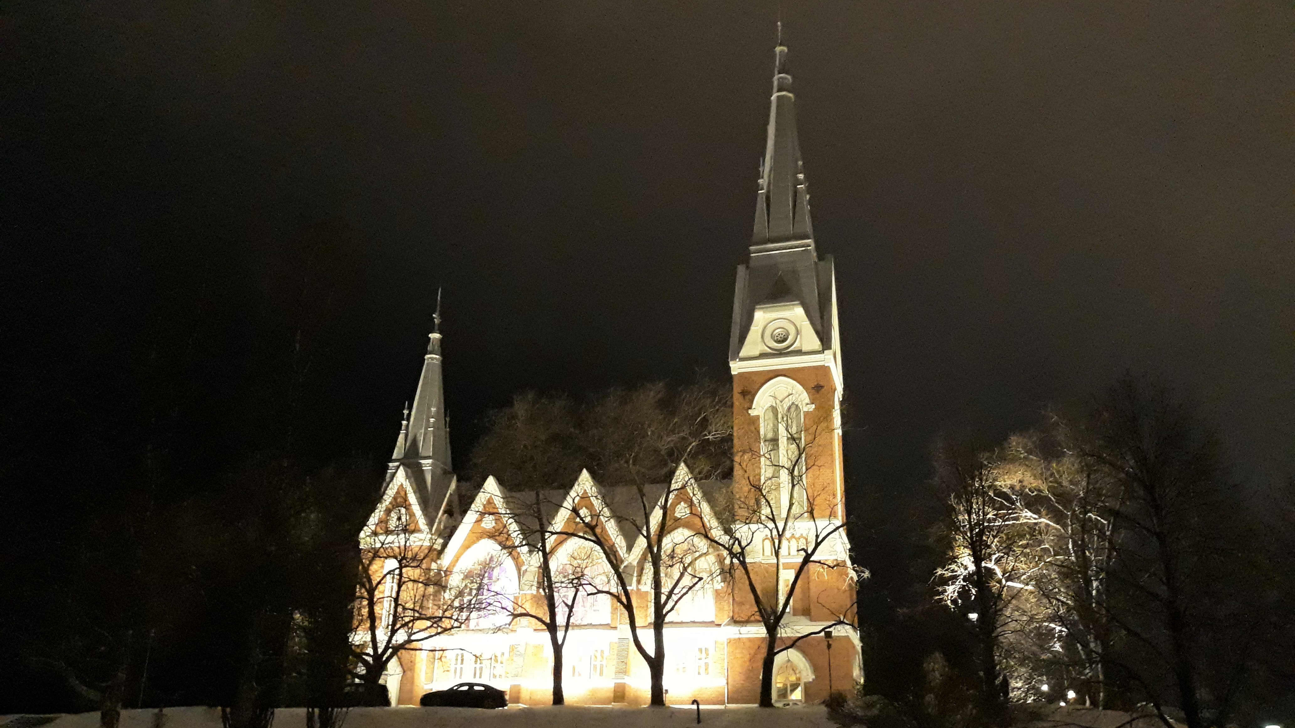 Joensuun kirkko talvella iltavalaistuksessa. 