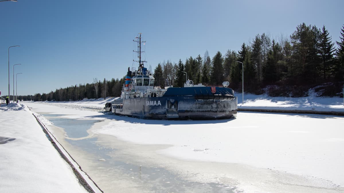 Calypso -hinaajan keulaan kiinnitetty jäätämurtava irtokeula Saimaan kanavassa murtamassa jäätä 22.3.2021