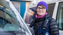 Maarit Hänninen poliisiauton vieressä.