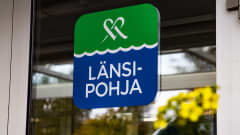 Kemin Länsi-Pohjan Keskussairaalan etuoven Länsi-Pohja -kyltti.