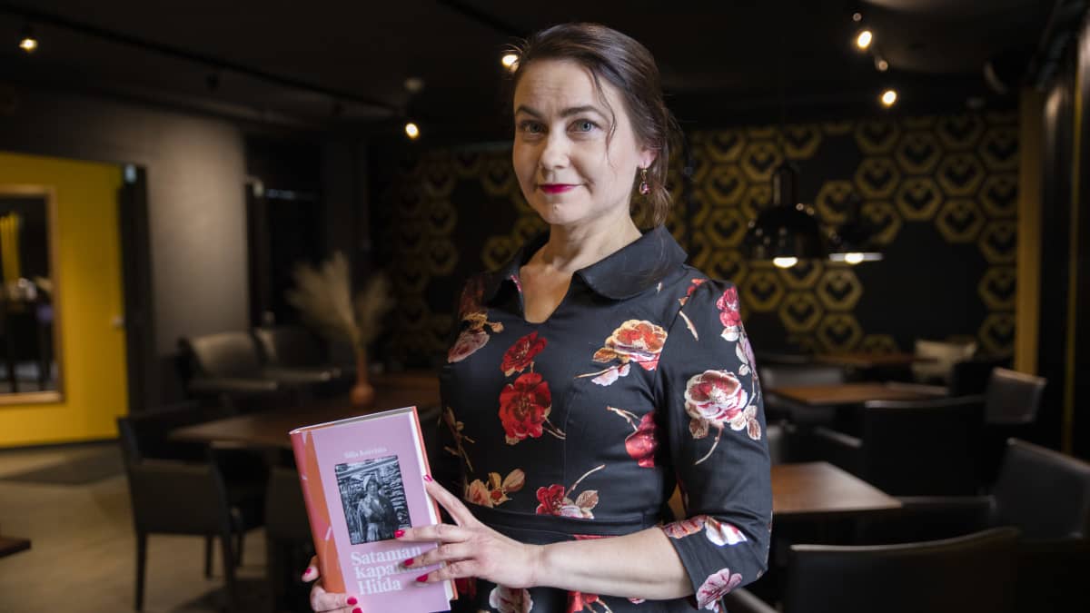 Kirjailija Silja Koivisto Kotkan Seurahuoneella.