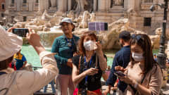 Turisteja kuvaamassa itseään Rooman Trevi-suihkulähteen edessä