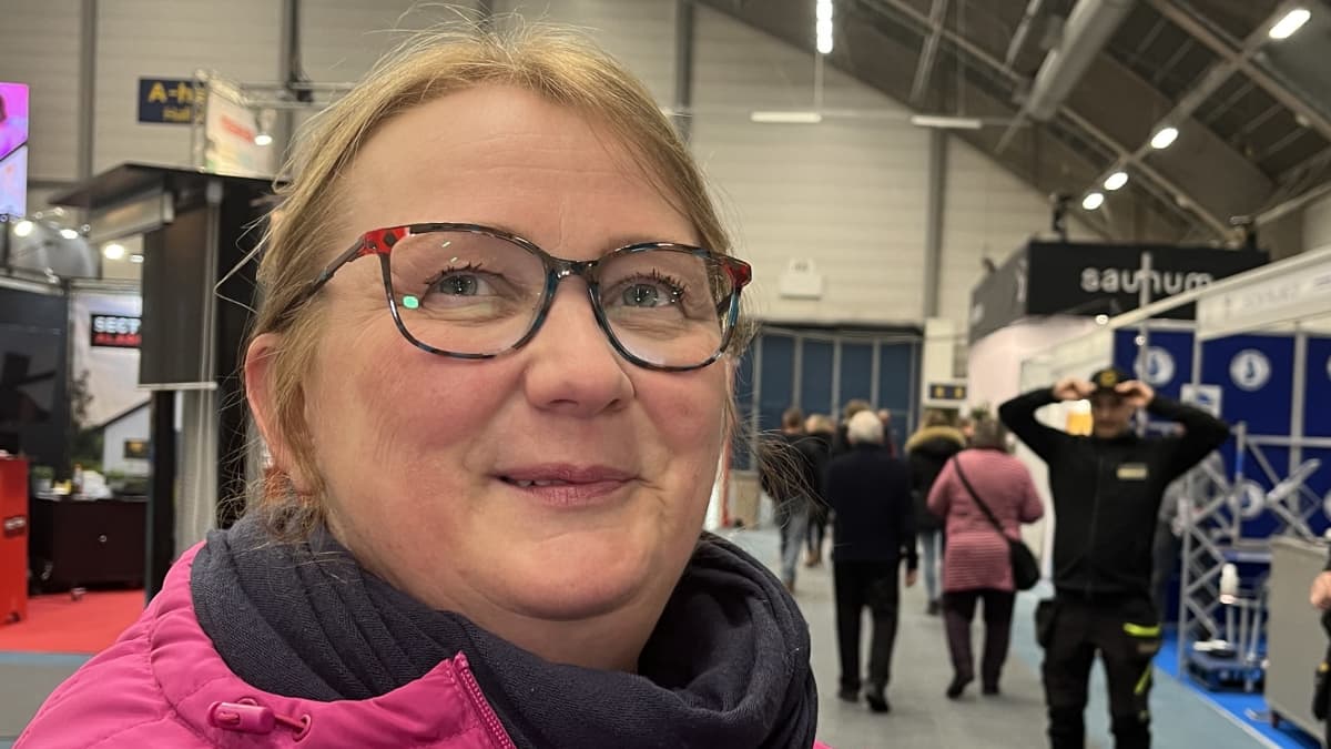 Ulla Havia katsoo kameraan.