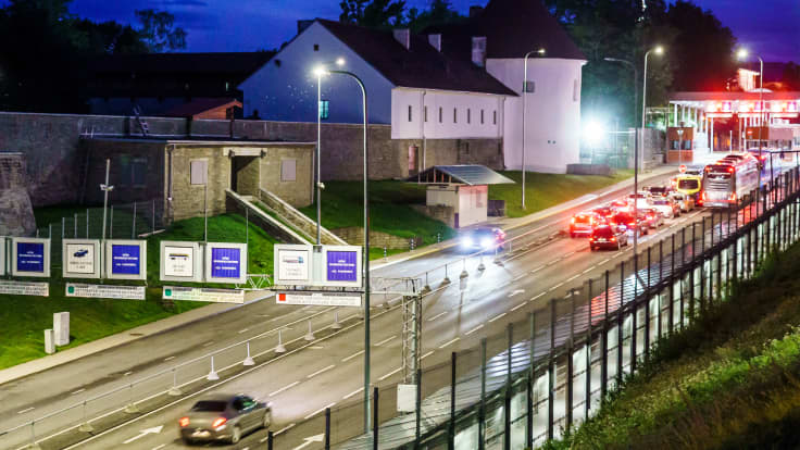 Autoja jonottamassa illalla tulliin Narvassa Virossa