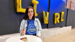 Tummatukkainen nainen (ukrainalaiskirjailija Iryna Tetera) seisoo kultuaisista ilmapalloista muodostetun sanan "Liwre" edessä. Hän esittelee paidan tekstiä, jossa lukee "Mriya ".