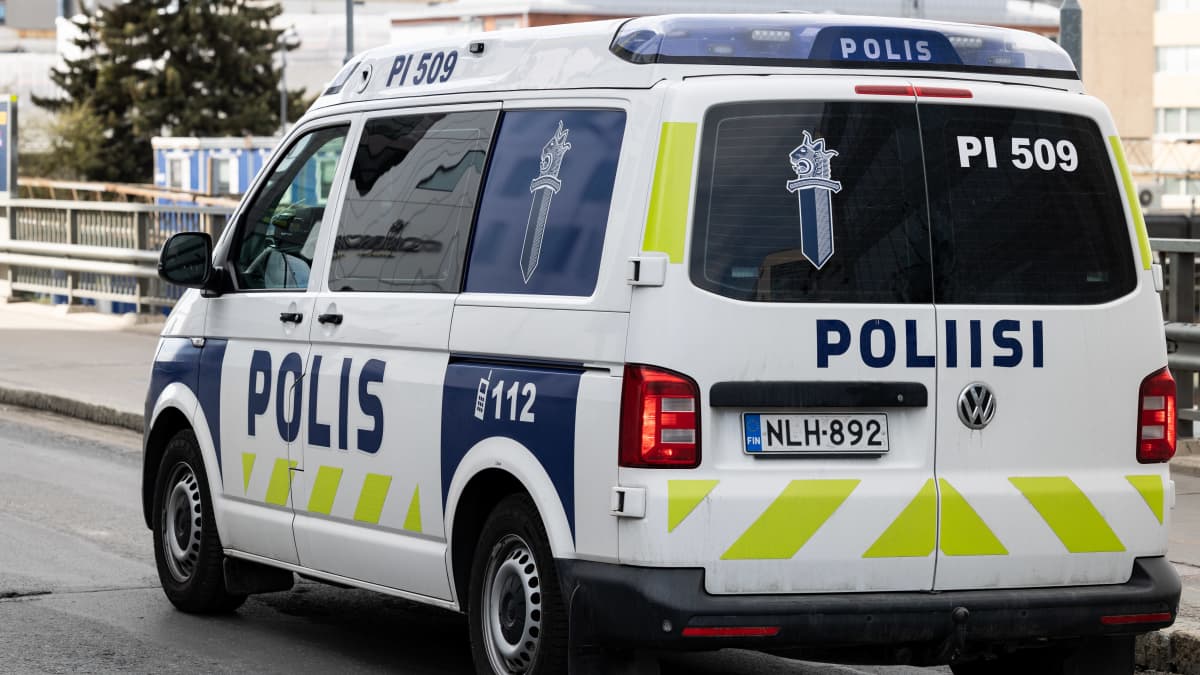 Pysäköity poliisiauto.