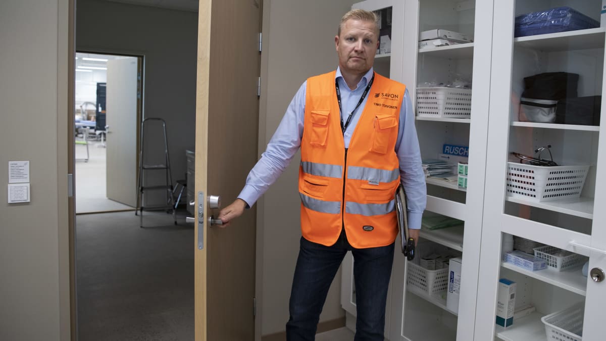 Savon koulutuskuntayhtymän turvallisuuspäällikkö Timo Toivonen avaa ovea.