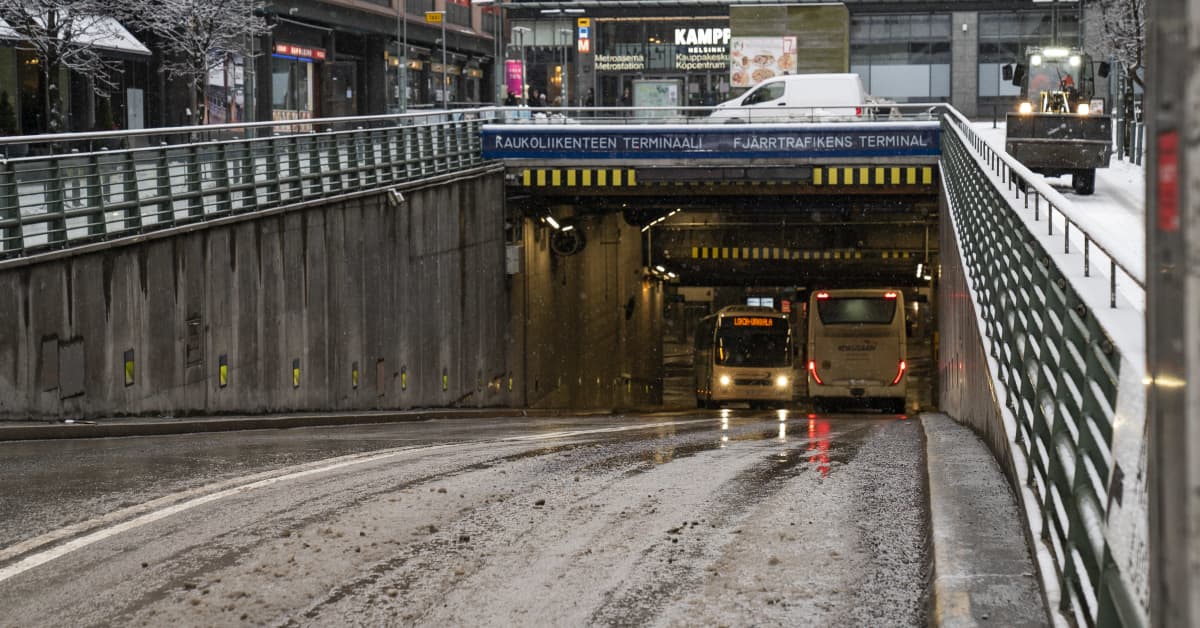 Bussit Venäjältä Suomeen ovat olleet täysiä, kun junaliikenne päättyi –  yhtiöt aikovat lisätä vuoroja kasvaneen kysynnän takia