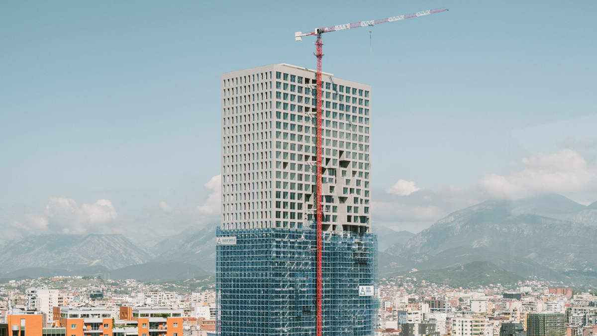 Rakenteilla oleva pilvenpiirtäjä Tiranassa.