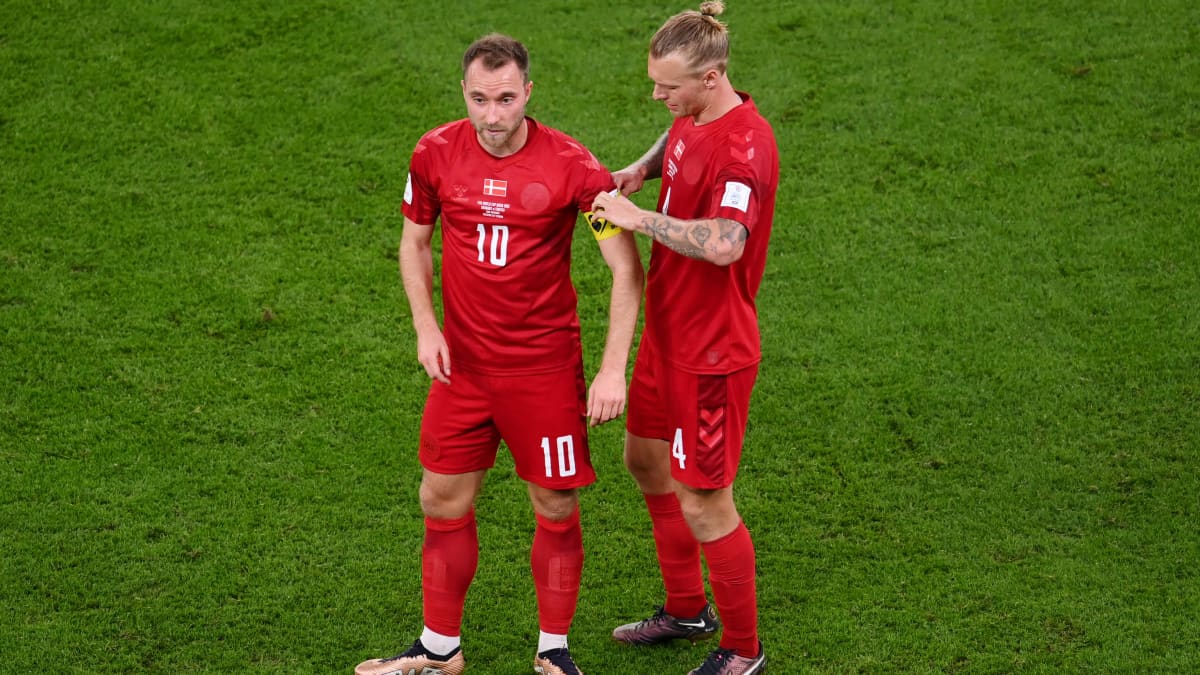 Simon Kjær antaa kapteeninnauhan Christian Eriksenille lähtiessään vaihtoon MM-ottelussa Tunisiaa vastaan.