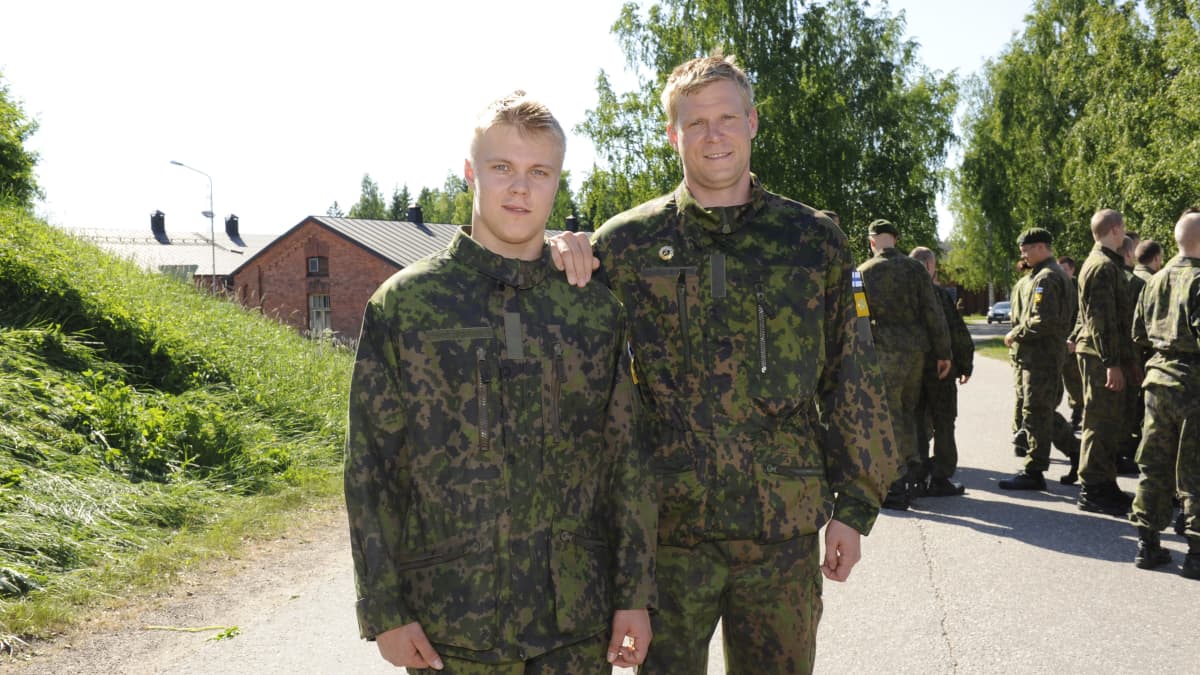 Mikael Granlund ja Mikko Koivu pukeutuneina Suomen armeijan palvelusasuihin vuonna 2011.