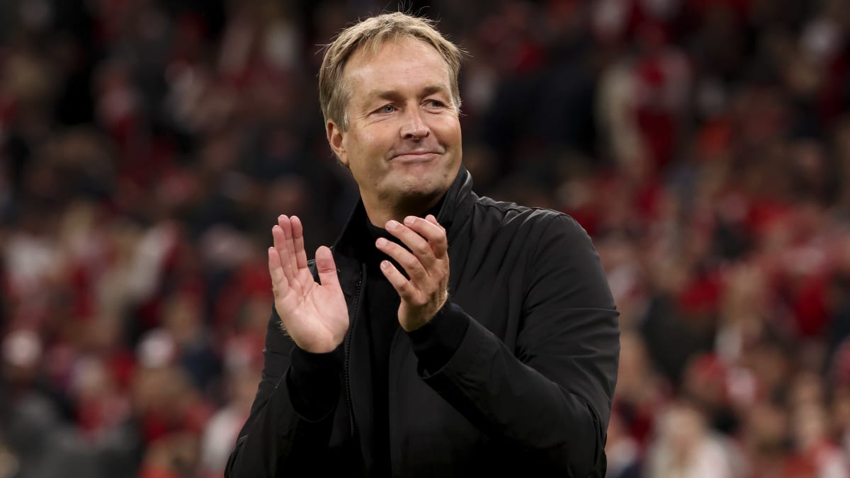 Tanskan jalkapallomaajoukkueen päävalmentjaa Kasper Hjulmand lyö käsiä yhteen.