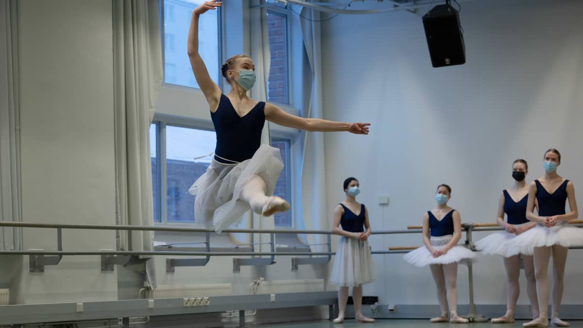 Balettioppilaitoksen keväällä 2022 valmistuvan kurssin opiskelijoita, tarkkailevat suoritusta. KK.
