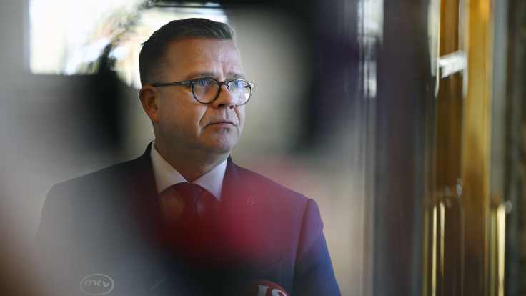 Pääministeri Petteri Orpo puhuu eduskunnan valtiosalissa.