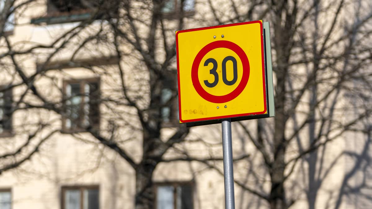 30 km/h nopeusrajoitus merkki Helsingin Käpylässä. 