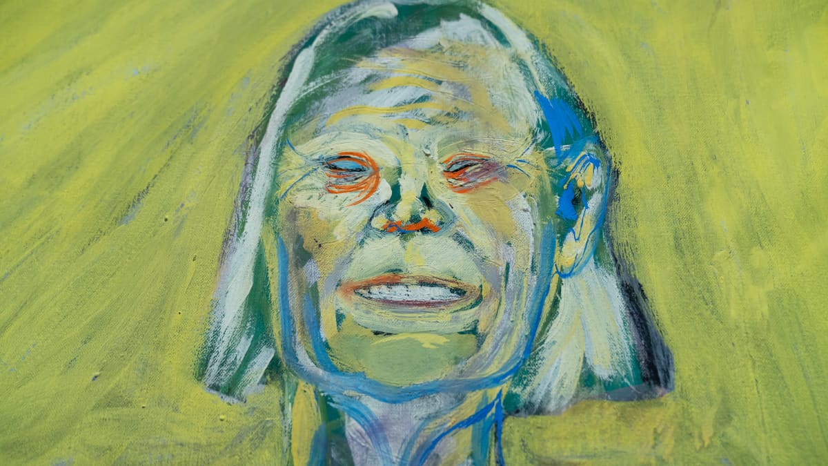 Lähikuva taidemaalari Marjatta Tapiolan v. 1984 taulusta "Je cherche, things past, nicht wahr?", kuvattuna hänen "Toisin sanoin" näyttelyssään Lahden visuaalisten taiteiden museo Malvassa, 2.11.2022.