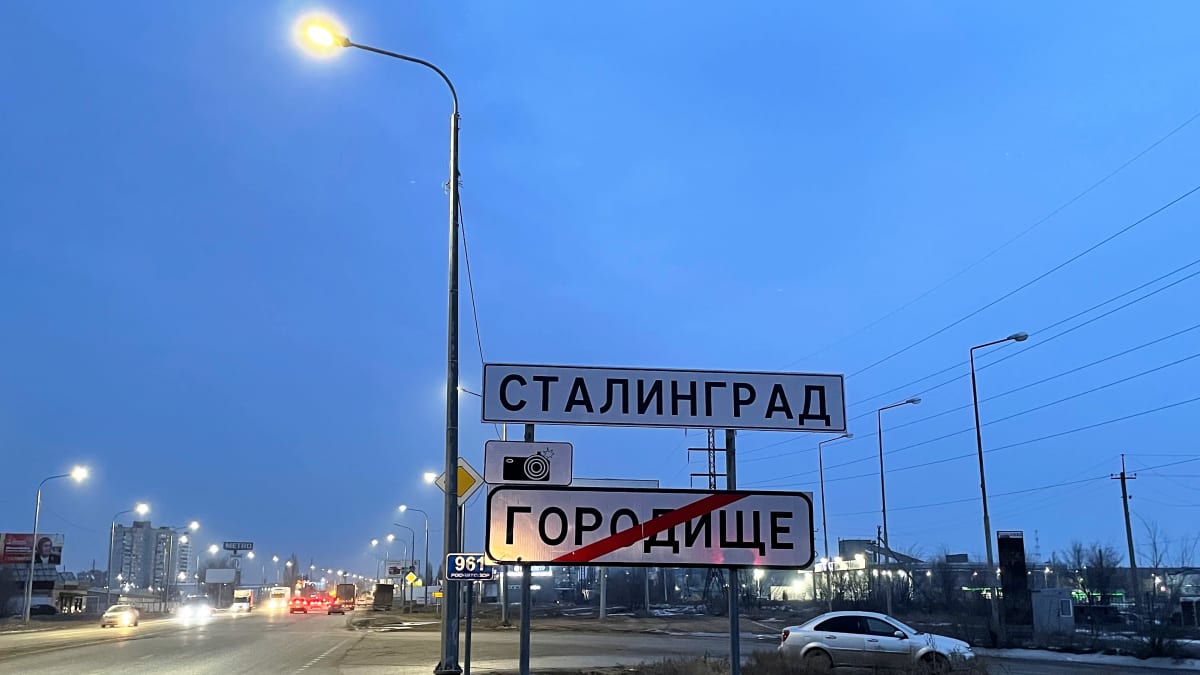 Liikennekyltti tien varrella. Kyltissä lukee kyrillisin kirjaimin Stalingrad. Alemmassa kyltissä on punainen vinoviiva sanan gorodištše yli.