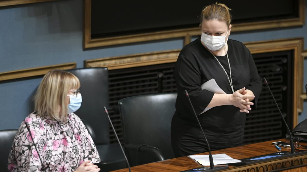Sosiaali- ja terveysministeri Aino-Kaisa Pekonen (vas.) ja perhe- ja peruspalveluministeri Krista Kiuru
