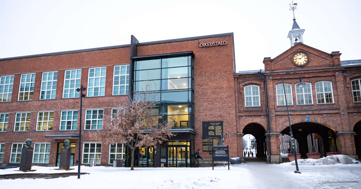 Sivullinen Puuttui Ry st n Ja Sai Puukosta Tampereen Keskustassa 