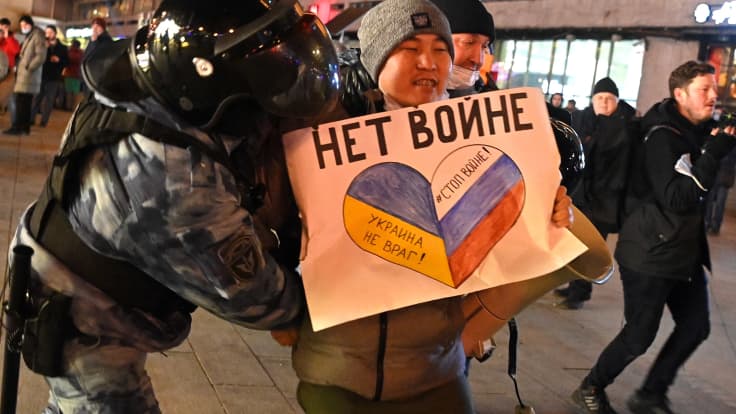 Poliisi ottaa sotaa vastustavaa mielenosoittajaa kiinni Moskovassa.